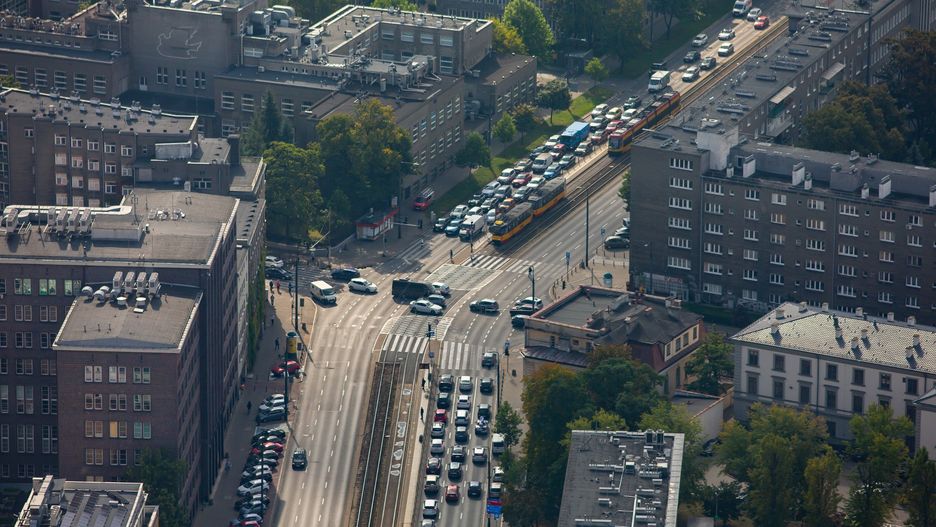 Światowy dług w pierwszym półroczu 2025 roku wzrósł o 21 bilionów dolarów, osiągając rekordową kwotę 338 bilionów dolarów.