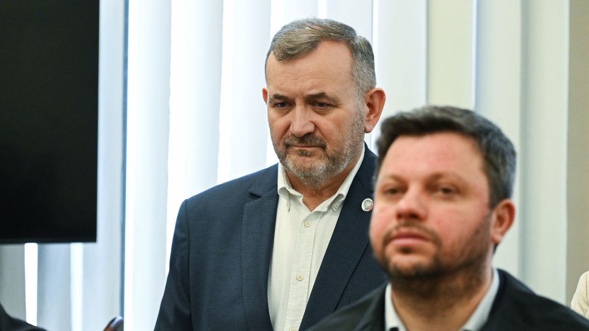 Szczecin, 31.07.2025. Senator KO Stanisław Gawłowski (L) na sali rozpraw Sądu Okręgowego w Szczecinie, 31 bm. Sąd Okręgowy w Szczecinie skazał senatora Stanisława Gawłowskiego na 5 lat więzienia w tzw. aferze melioracyjnej. Został uznany winnym m.in. przyjęcia łapówek. Sąd orzekł mu też m.in. karę 180 tys. zł grzywny i zakazał zajmowania kierowniczych stanowisk w państwowych instytucjach i spółkach przez 10 lat. Proces w sprawie nieprawidłowości przy 26 inwestycjach Zachodniopomorskiego Zarządu Melioracji i Urządzeń Wodnych w Szczecinie trwał w Sądzie Okręgowym w Szczecinie od stycznia 2020 r. Śledztwo prowadzono od 2013 r. Prokuratura przedstawiła 32 oskarżonym łącznie 94 zarzuty, m.in. łapownictwa i prania brudnych pieniędzy. (jm) PAP/Marcin Bielecki ***Do tego materiału zdjęciowego dostępna jest również depesza w systemie CSI, pt.: Szczecin/ Gawłowski skazany w tzw. aferze melioracyjnej na 5 lat więzienia (krótka)****** UWAGA!!! JEST ZGODA NA PUBLIKACJĘ WIZERUNKU I DANYCH OSOBOWYCH STANISŁAWA GAWŁOWSKIEGO! ZAKAZ PUBLIKACJI WIZERUNKU I DANYCH OSOBOWYCH POZOSTAŁYCH OSKARŻONYCH ***