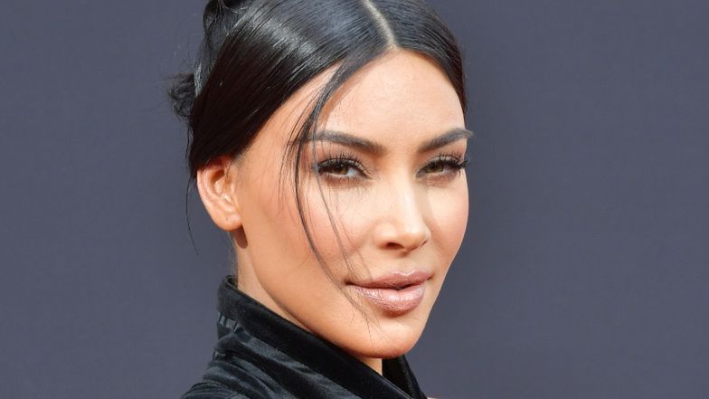 Kim Kardashian bez makijażu, za to w bardzo skąpym bikini