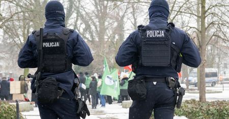Policja czy wojsko? Porównaliśmy zarobki na start w służbach