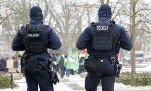 Policja czy wojsko? Porównaliśmy zarobki na start w służbach