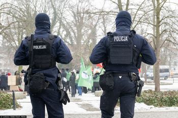 Policja czy wojsko? Porównaliśmy zarobki na start w służbach