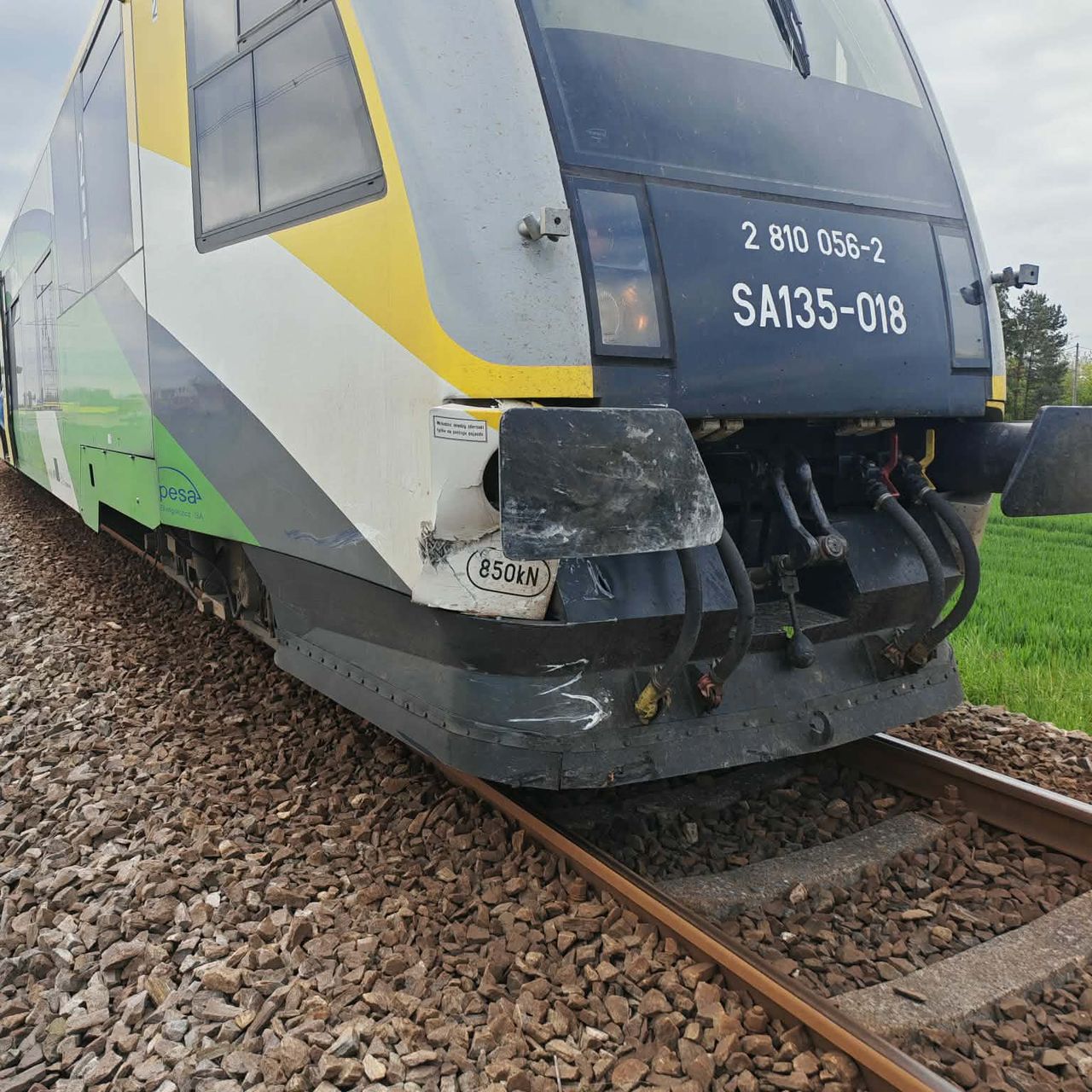 Groźne zdarzenie na przejeździe kolejowym w powiecie płockim. Policja apeluje o ostrożność