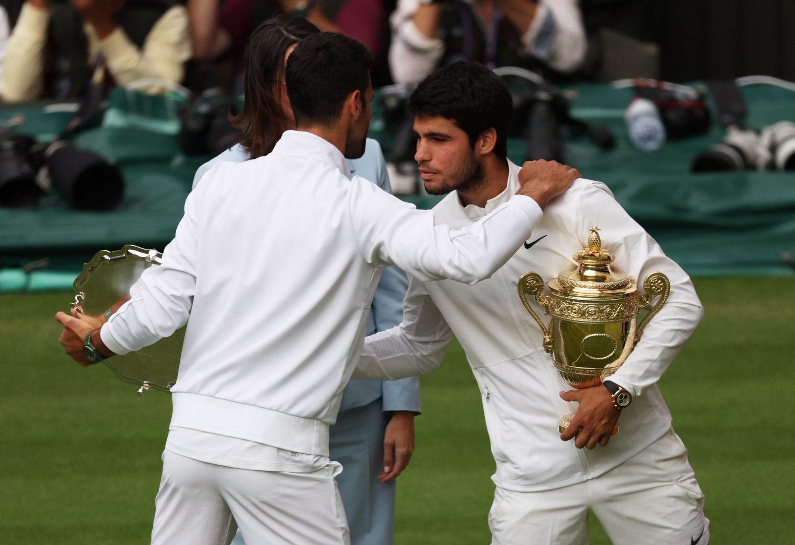 Wielki mecz w finale Wimbledonu. Bohaterowie mogli liczyć na wsparcie pięknych partnerek