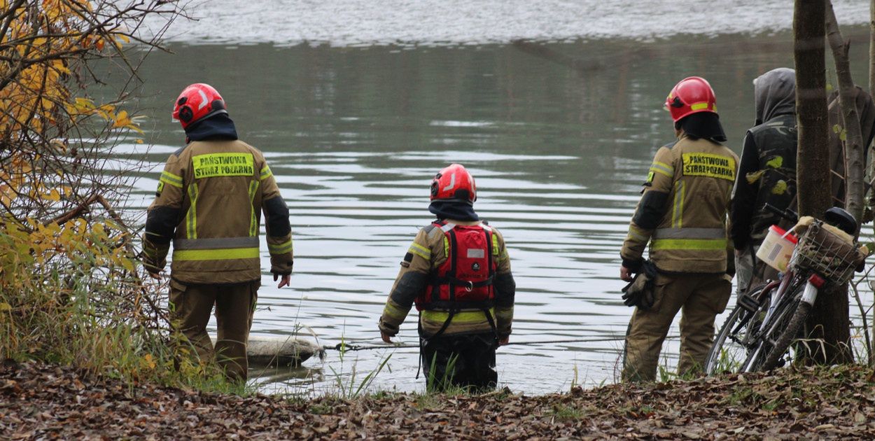 Włocławek: Akcja służb nad jeziorem Czarne. Nieznana substancja na wodzie