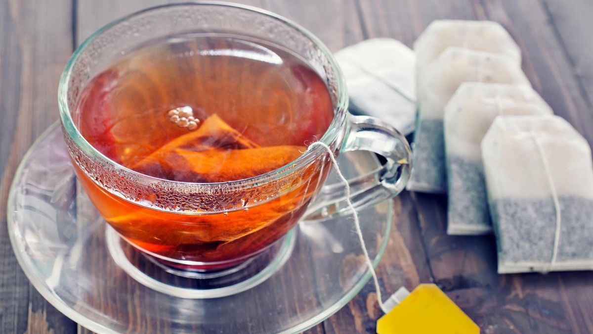 Z czarnej herbaty można przygotować okłady na spuchnięte oczy