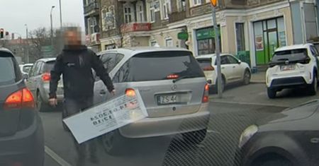 Wyrzucił niedopałek papierosa na ulicę. Tak zareagował inny kierowca