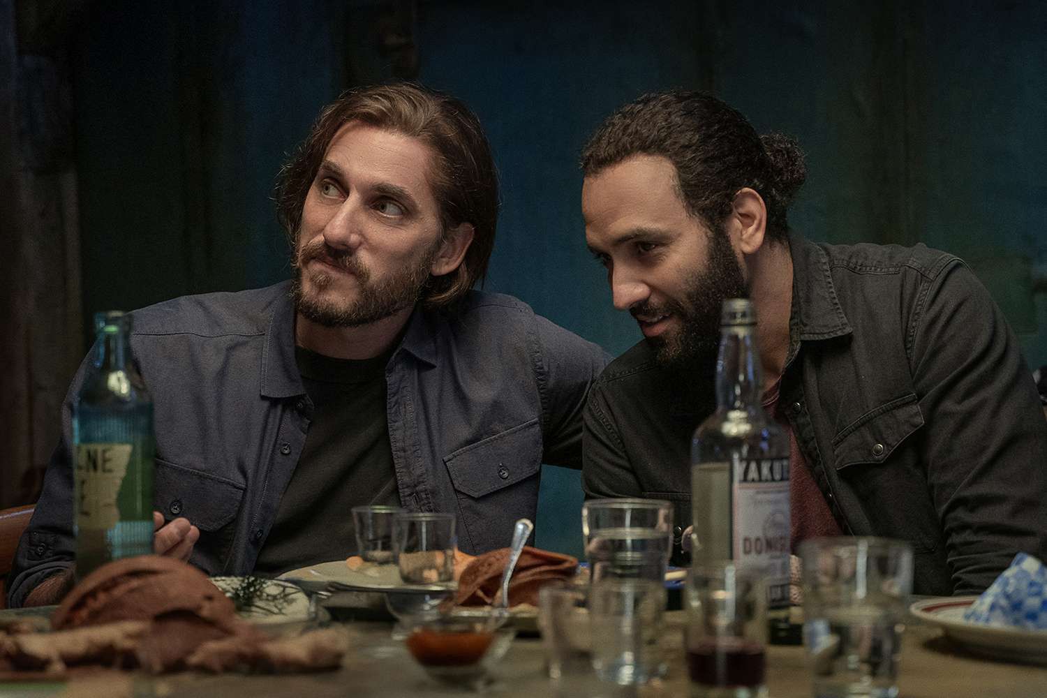 Luca Marinelli ja Nicky i Marwan Kenzari as Joe in 'The Old Gu