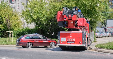 Pożar na dachu nowo budowanego budynku mieszkalnego. Pracownicy ugasili ogień przed przyjazdem strażaków