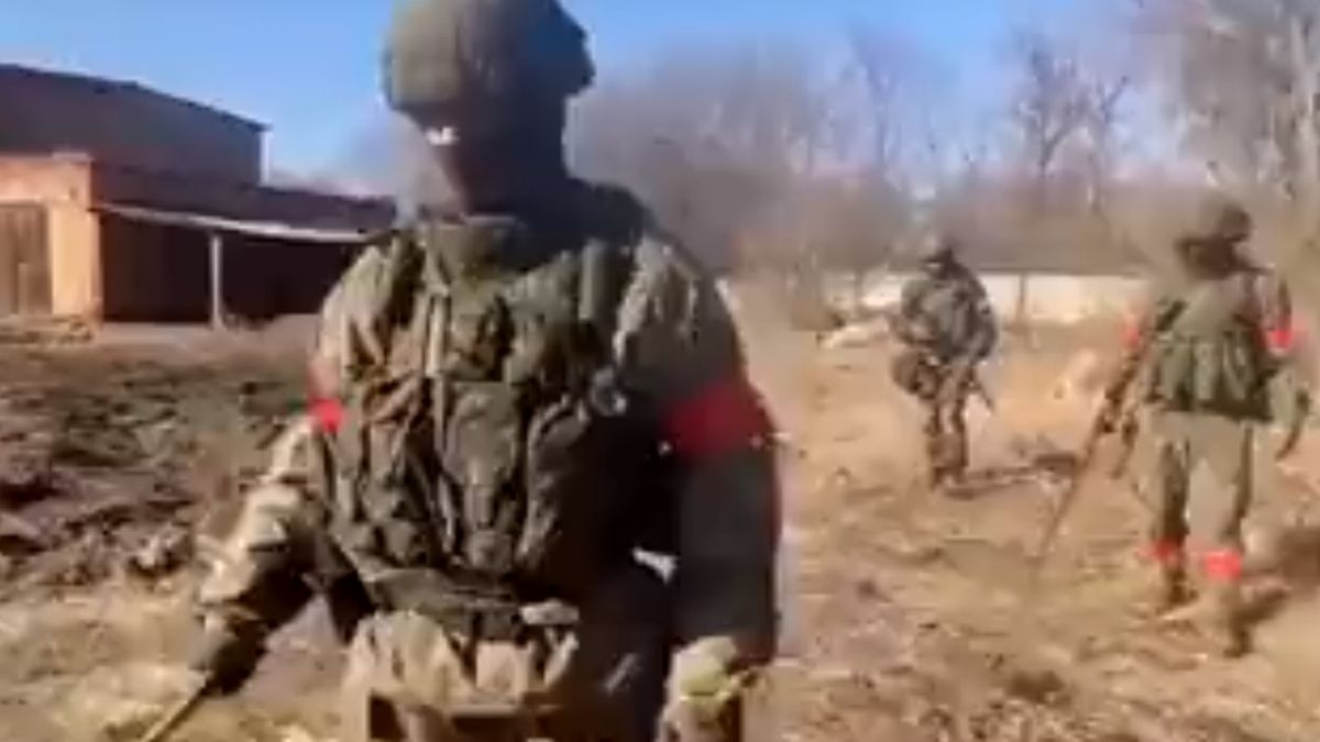 Na nagraniu kamerzysta szedł na "polu minowym" przed saperami 