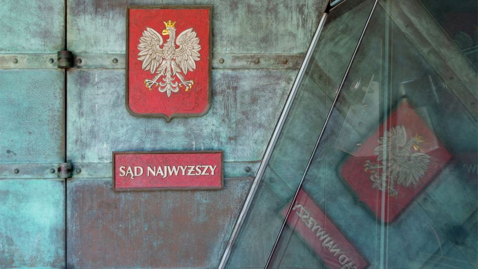 Logotypy MaBaPHOTO: ZOFIA I MAREK BAZAK / EAST NEWS   Tabliczka informacyjna Sad Najwyzszy i godlo Polski na budynku Sadu NajwyzszegoZOFIA BAZAK