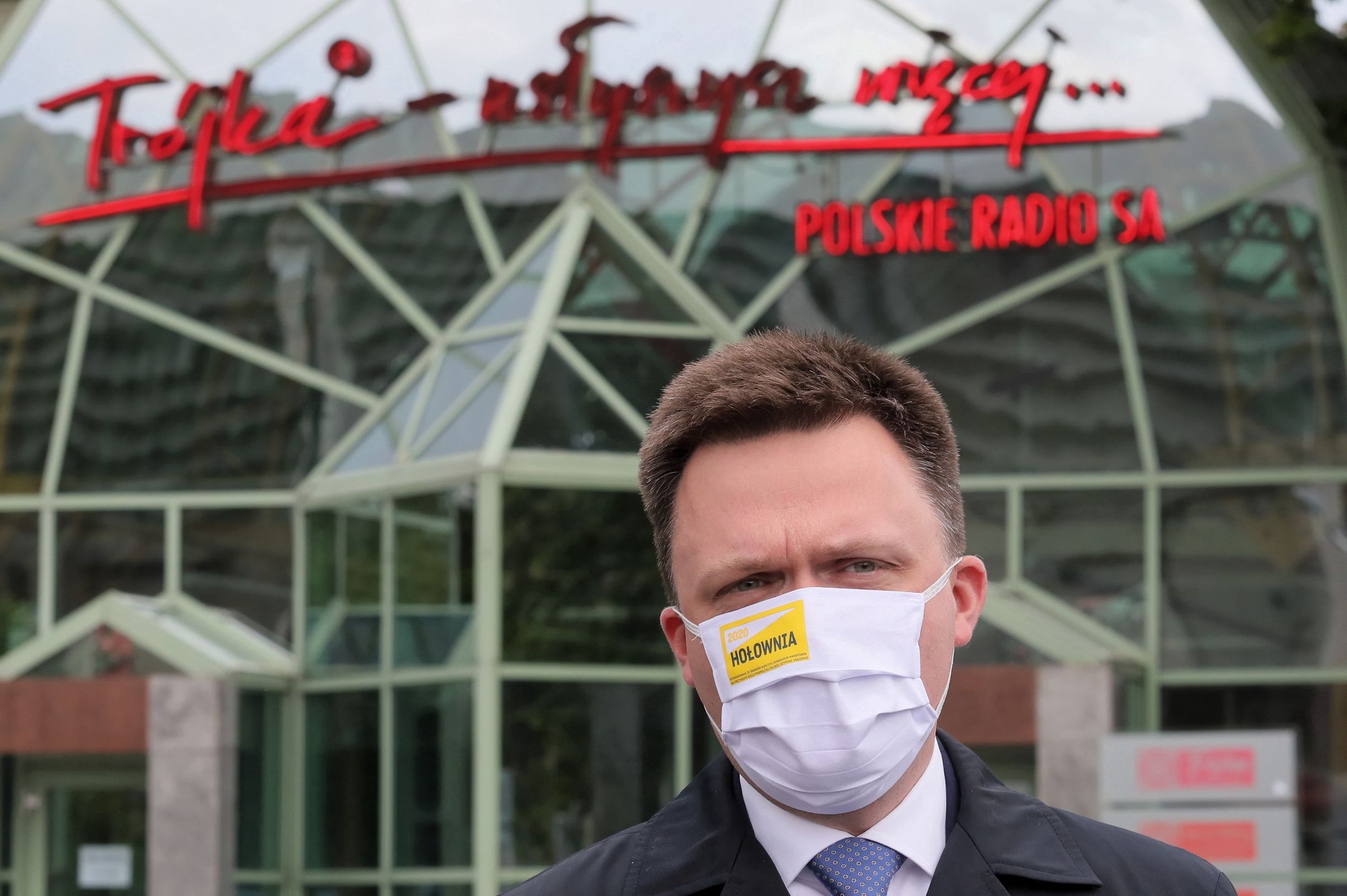Wybory 2020. Szymon Hołownia przed budynkiem radiowej "Trójki" 