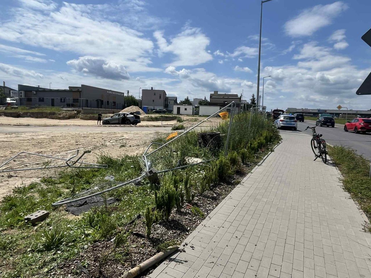Wypadek w Pleszewie. Przejechał przez rondo i zatrzymał się na budowie