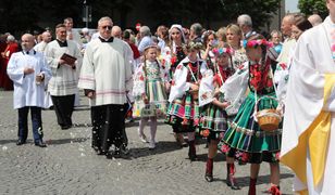 Zaginione nastolatki z Łodzi odnalezione. Szły w procesji Bożego Ciała