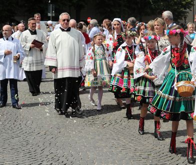 Zaginione nastolatki z Łodzi odnalezione. Szły w procesji Bożego Ciała