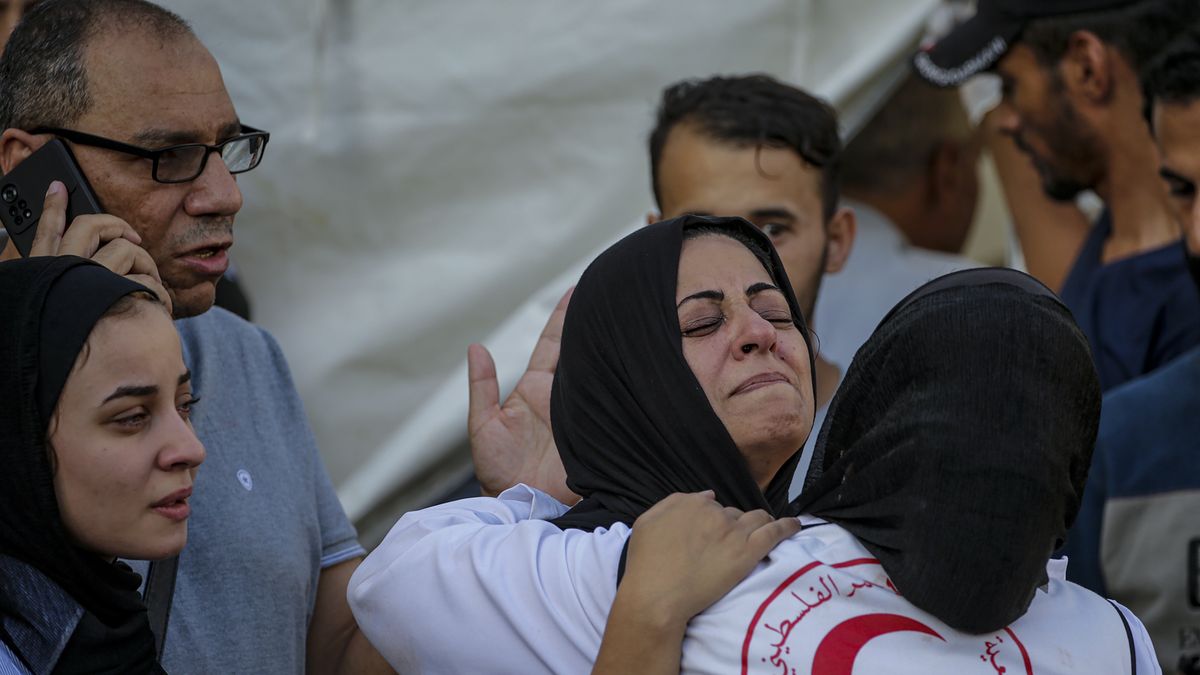 Airstrike on Al Ahli hospital in Gaza
epa10924914 Mourners at Al Shifa hospital after an air strike in Gaza City, 17 October 2023. According to Palestinian officials hundreds of people have been killed in an Israeli strike on a hospital in Gaza on 17 October. Earlier in the day, the Palestinian Health Ministry announced that more than 3,000 Palestinians have been killed and over 12,500 others injured since Israel launched retaliatory air strikes in the Gaza Strip. More than 1,400 Israelis have been killed according to the Israel Defense Forces (IDF) after Hamas militants launched an attack against Israel from the Gaza Strip on 07 October. Israel has warned all citizens of the Gaza Strip to move to the south ahead of an expected invasion.  EPA/MOHAMMED SABER 
Dostawca: PAP/EPA.
MOHAMMED SABER