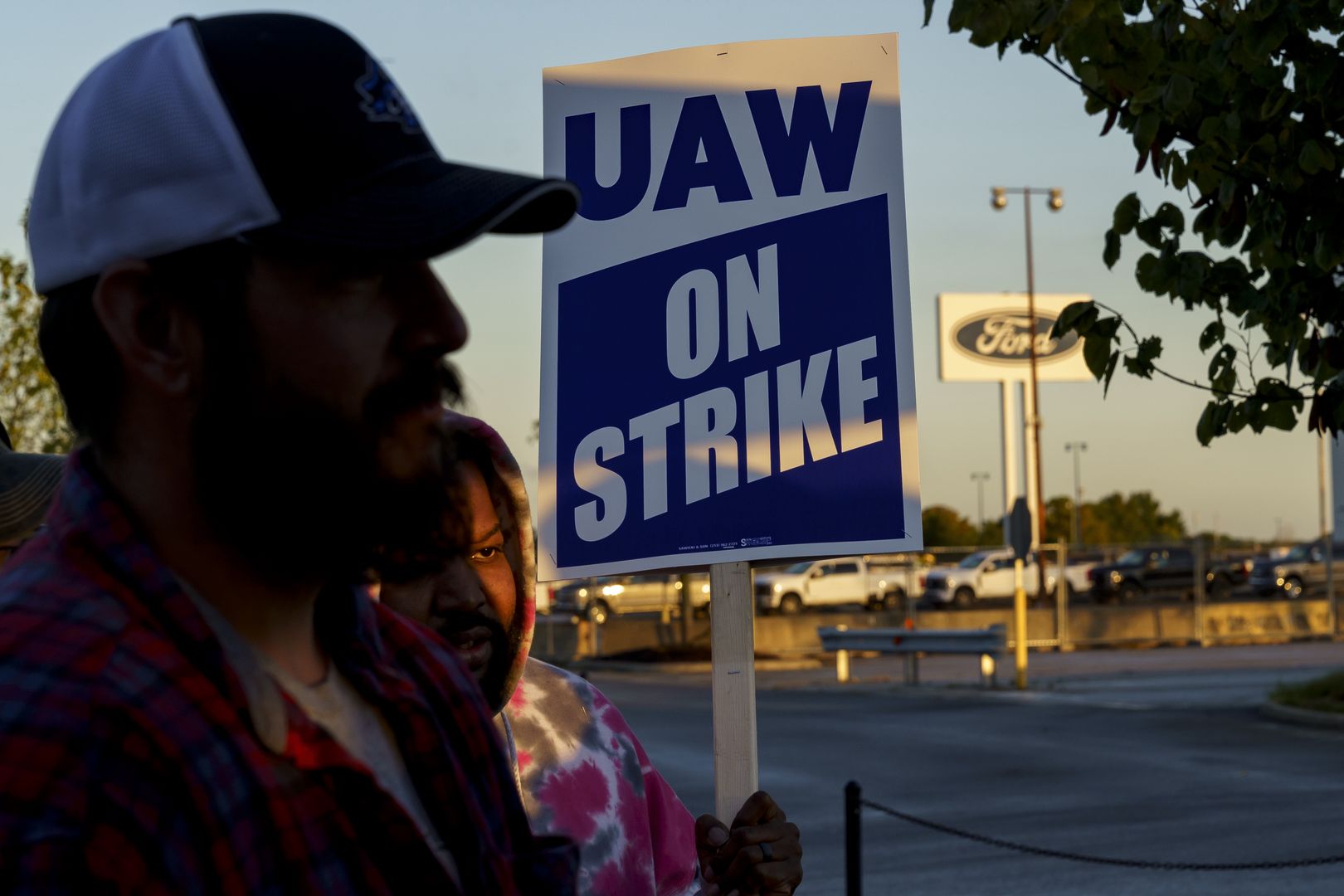 LOUISVILLE, KENTUCKY - OCTOBER 14: Factory workers and UAW union members form a picket line outside the Ford Motor Co. Kentucky Truck Plant in the early morning hours on October 14, 2023 in Louisville, Kentucky. UAW leadership announced that the Kentucky Truck Plant would be the latest automotive manufacturing facility to join the nationwide strike. (Photo by Michael Swensen/Getty Images)