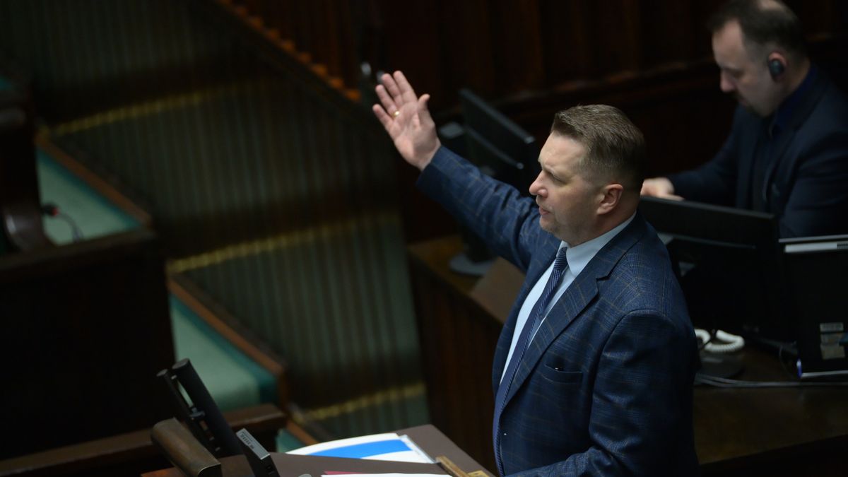 Warszawa, 08.02.2023. Minister edukacji i nauki Przemysław Czarnek przemwia na sali obrad Sejmu w Warszawie, podczas bloku wieczornych głosowań, 8 bm. (mr) PAP/Marcin Obara