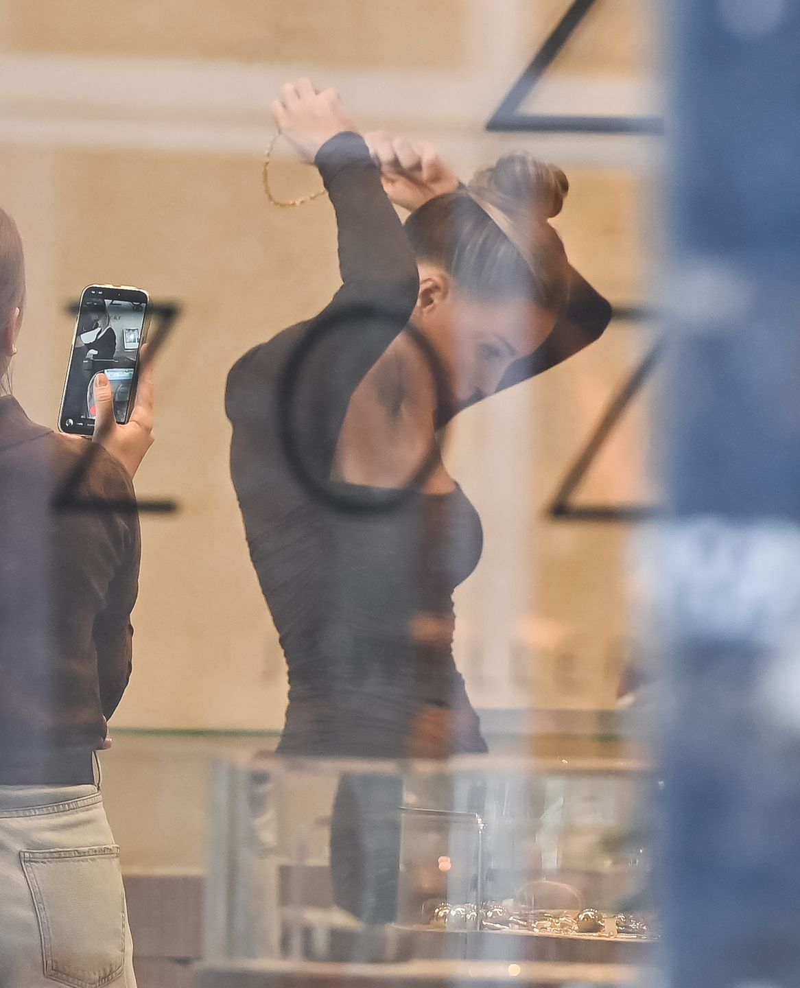 Odpicowana Małgorzata Rozenek pędzi do jubilera