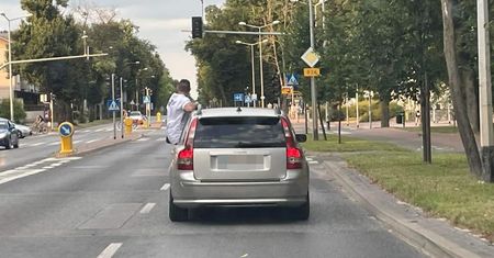 Założył się o energetyka, że stanie w oknie jadącego auta. Grozi mu 30 tys. zł grzywny