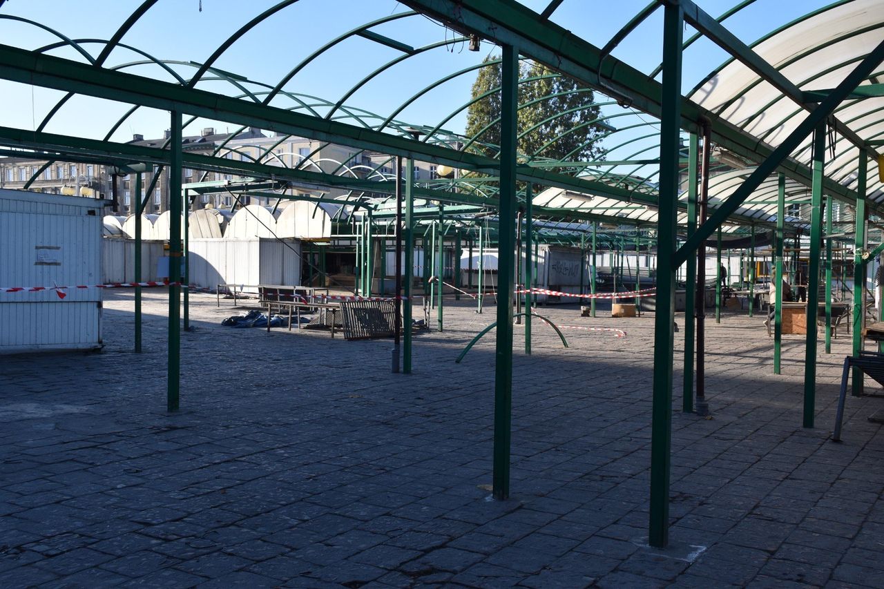 Kalisz: Na Nowym Rynku demontują część budek. Miasto ma nowy pomysł