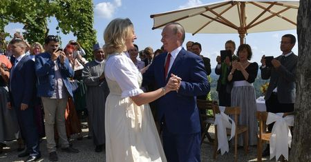 Austriacka "tancerka Putina" przenosi się do Rosji z kucykami