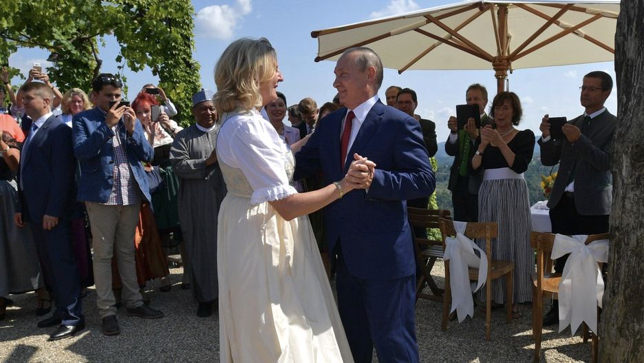 Karin Kneissl, była austriacka minister spraw zagranicznych, zatańczyła z Władimirem Putinem na swoim weselu w 2018 roku