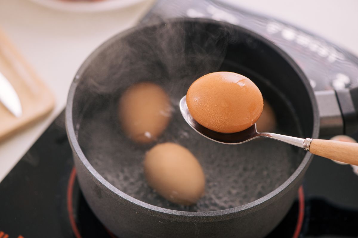 Gotujesz jajka w taki sposób? Duży błąd, bo tracą wszystkie wartości