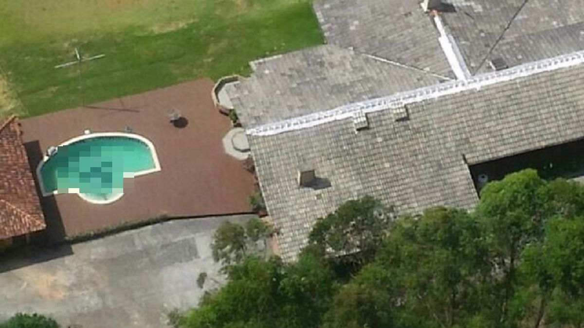 Nauczyciel historii ma w basenie ogromną swastykę