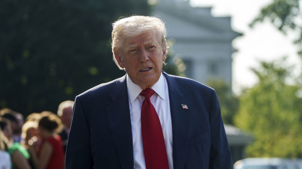 US President Trump departs for Scotland
epa12261473 US President Donald Trump talks to the media as he departs from the White House in Washington, DC, USA, 25 July 2025. President Trump is due to visit Scotland for a 4-day visit where he is due to visit his golf courses and met with UK Prime Minister Keir Starmer.  EPA/WILL OLIVER / POOL 
Dostawca: PAP/EPA.
WILL OLIVER / POOL
government, politics, diplomacy, travel