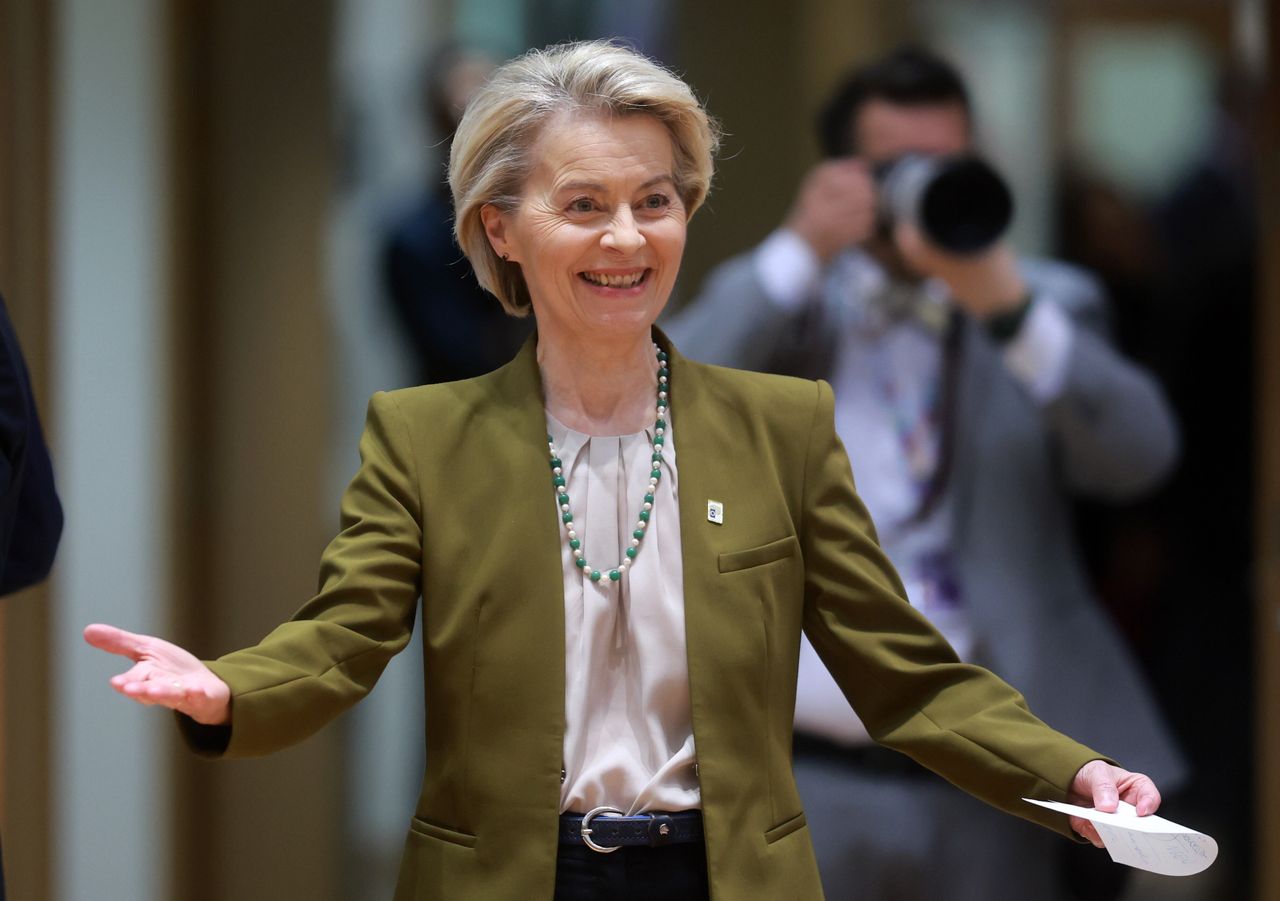 European Commission President Ursula von der Leyen gestures during a European Council summit in Brussels, Belgium, 20 March 2025. Competitiveness, the latest developments in Ukraine and the European defense policy will be discussed by EU leaders at the summit. EPA/OLIVIER HOSLET Dostawca: PAP/EPA.