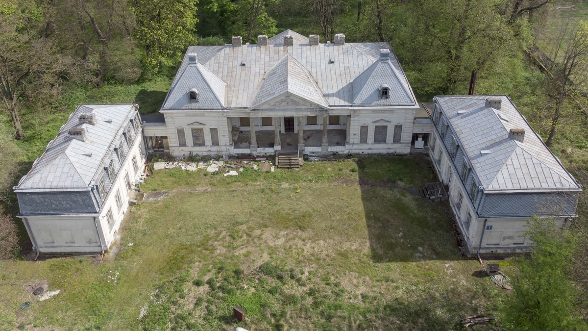 Pałac Brühla na Młocinach czeka na lepsze czasy. Znów został wystawiony na sprzedaż