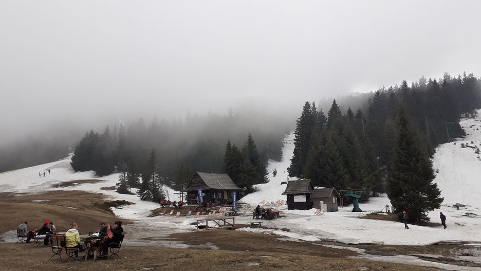 Beskidy. Na Hali Miziowej wciąż jeszcze zalega sporo śniegu. 