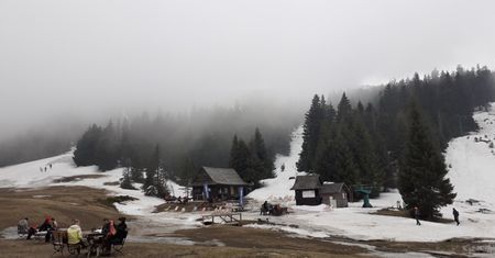 Beskidy. W górach wciąż sporo śniegu. Warunki na szlakach trudne