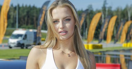 Bogini uwodzi w bikini. Pisarek kusi bez opamiętania