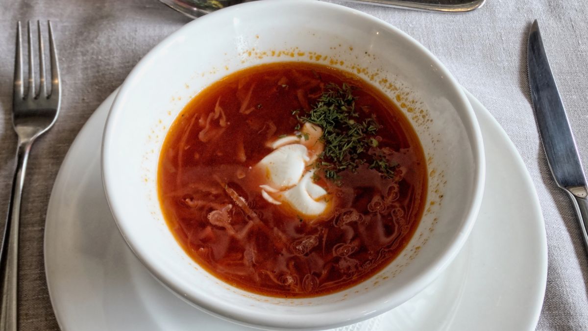 Barszcz ukraiński z łyżką gęstej śmietany