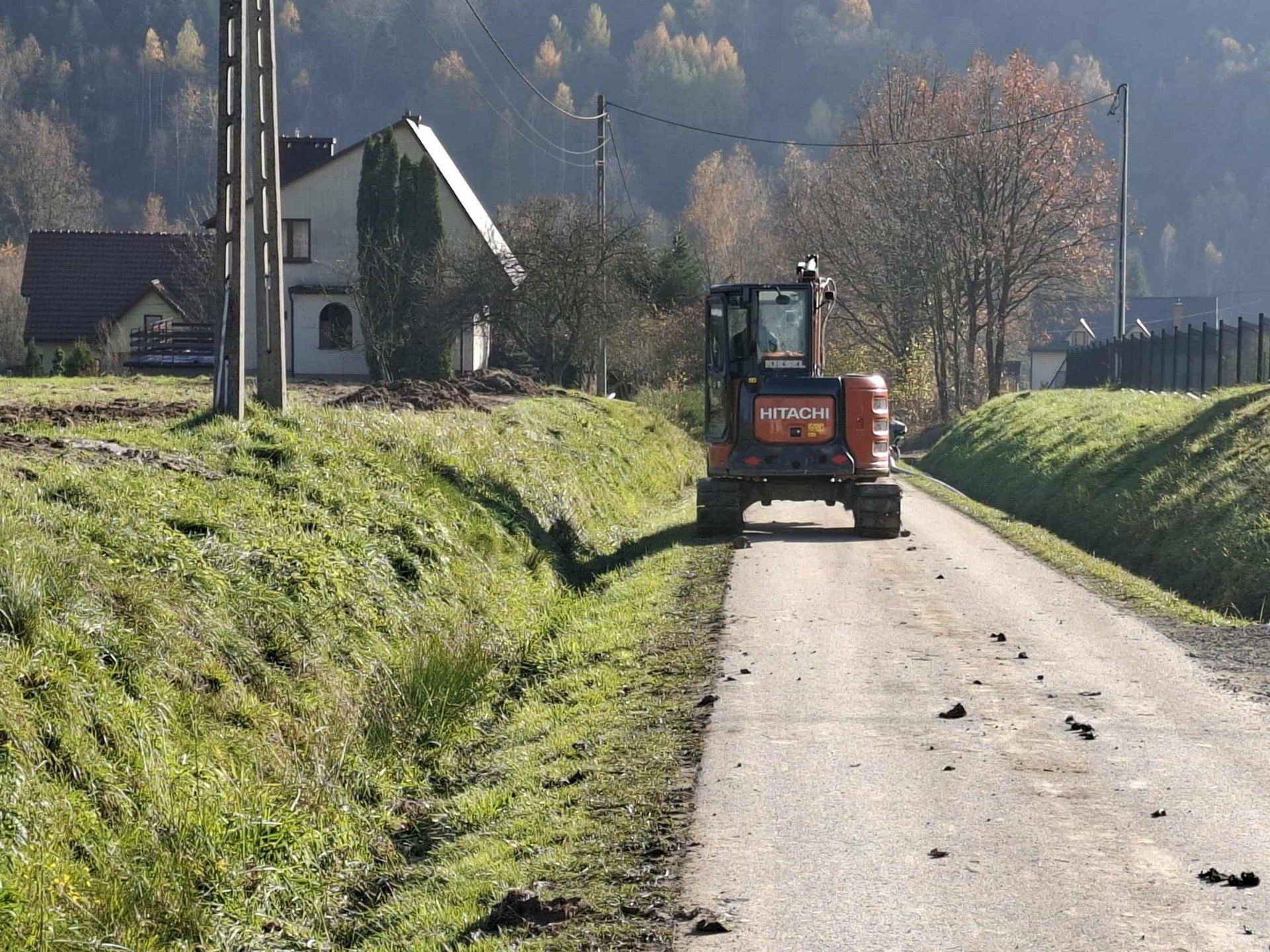 Sieć wodociągowa powstaje przy głównych drogach. Co jednak z domami położonymi w wyższych partiach?