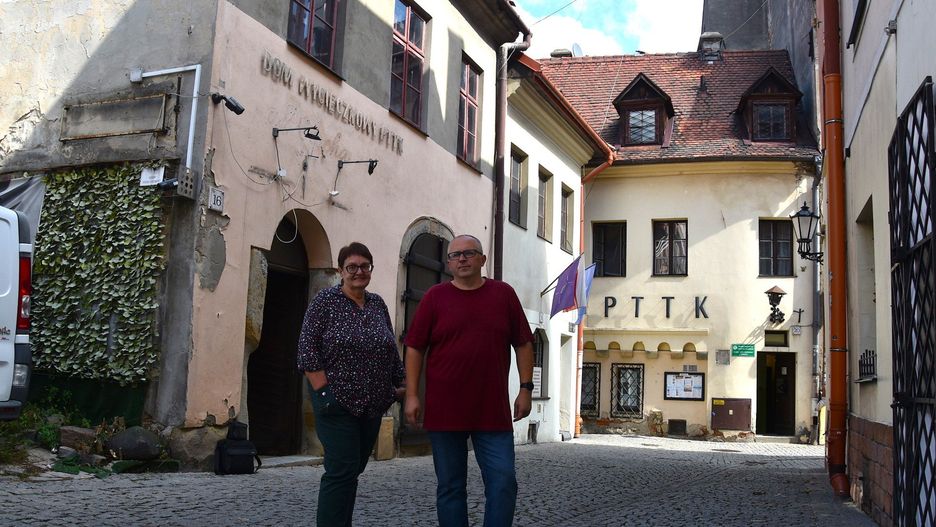 W budynku przy ulicy Żydowskiej 16 co najmniej od ćwierćwiecza nie ma już domu wycieczkowego PTTK, ale nazwa pozostała. Na zdjęciu Paweł Łępa - prezes i Magdalena Falińska - sekretarz zarządu oddziału stowarzyszenia, a w tle jego siedziba w Domu Florenckim