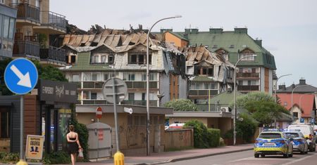 Mogą to zrobić tylko raz. Mieszkańcy Ząbek wracają do zniszczonego budynku