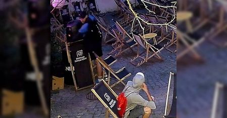 Ukradli głośnik z podwórka restauracji na Starym Mieście, nagrała ich kamera. „Tak po ludzku nam przykro” [WIDEO]