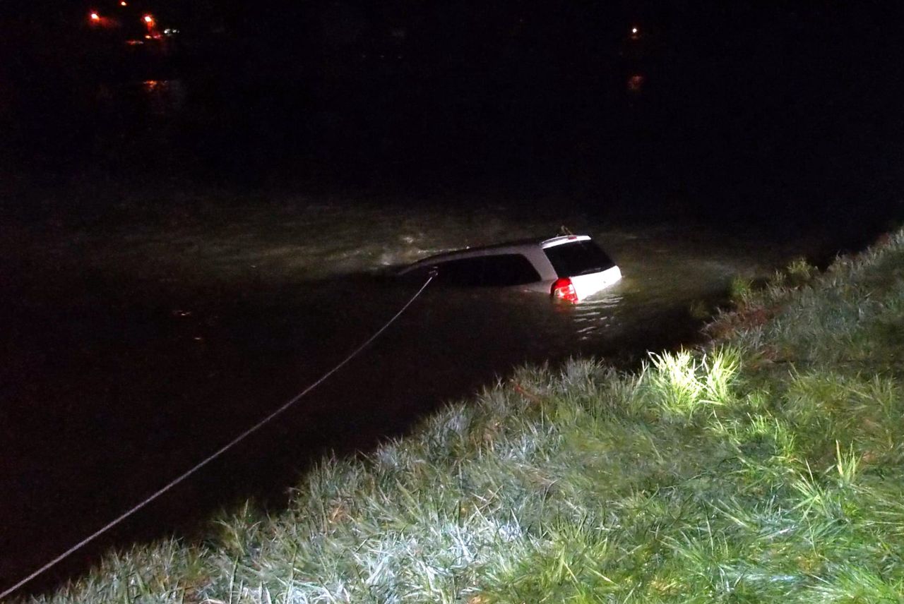 Wypadek w Sanoku. Samochód wjechał do rzeki 