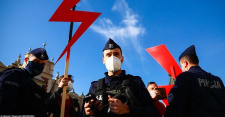 Łódź. Zakazał uczniom używania symbolu Strajku Kobiet. Jest decyzja ws. dyrektora liceum