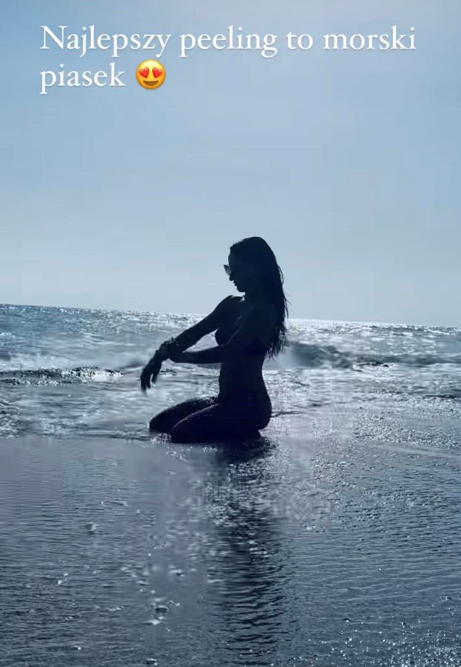 Justyna Steczkowska wygina się na plaży 
