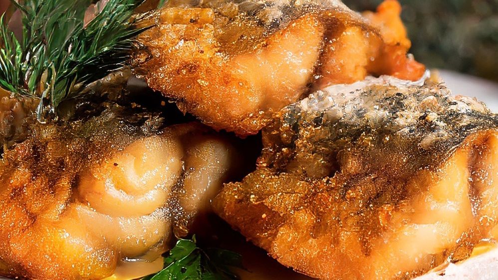 Smażona ryba tradycyjnie pojawia się na świątecznym stole. 