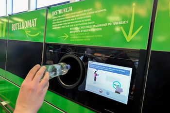 Rekordzista z Biedronki. Tyle zarobił na zwrocie puszek i butelek