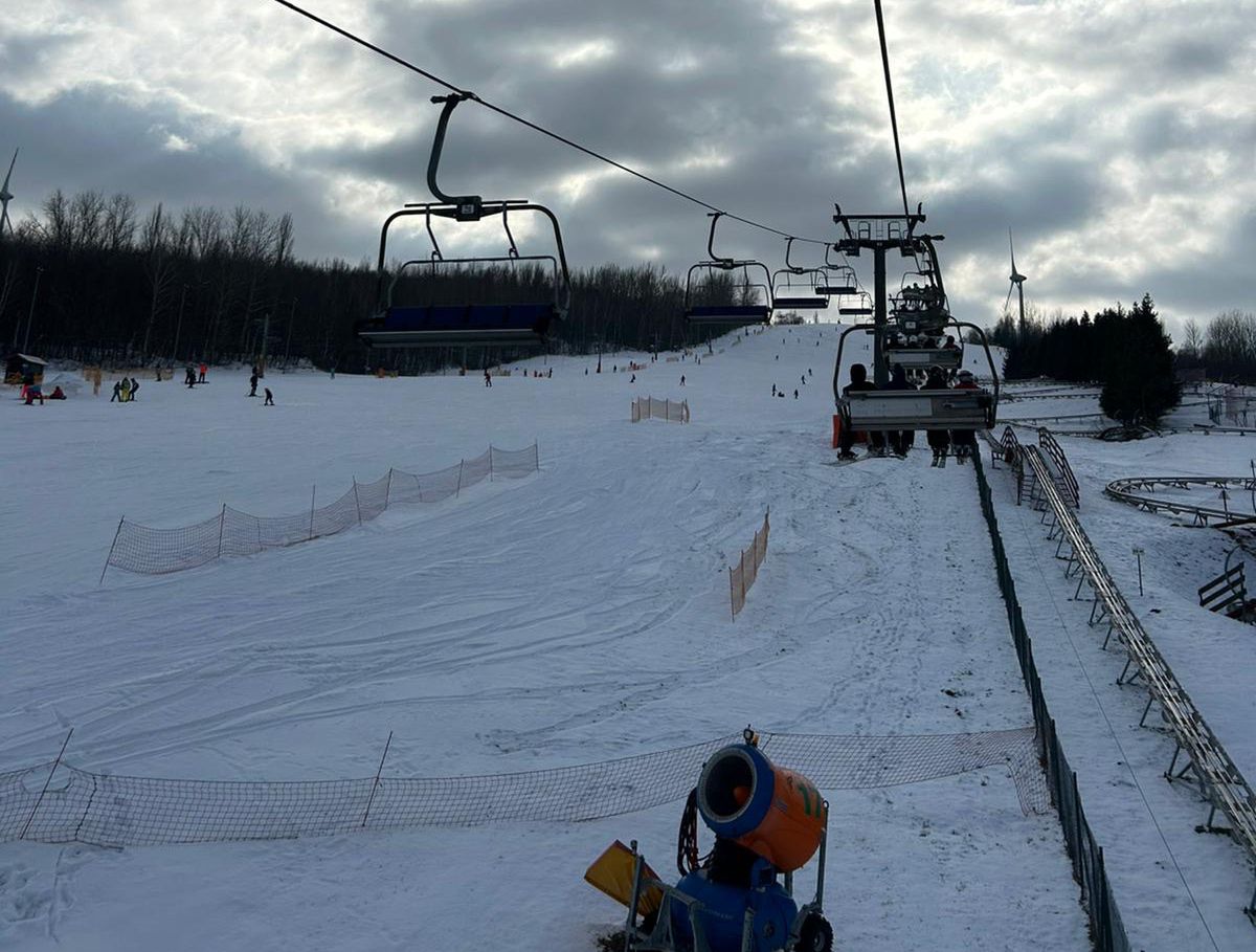 Trasa jest dobrze przygotowana do zjazdów, a dzięki szerokości i długości stoku tłumy nie są odczuwalne
