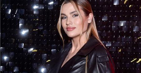 Rozcięcie aż do biodra. Karolina Gilon odsłoniła nie tylko dekolt