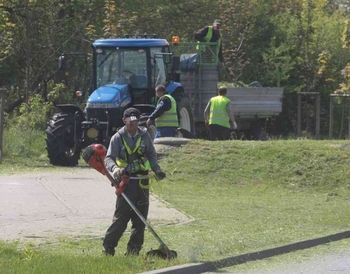 W powiecie świeckim samochód potrącił pracownika koszącego trawę