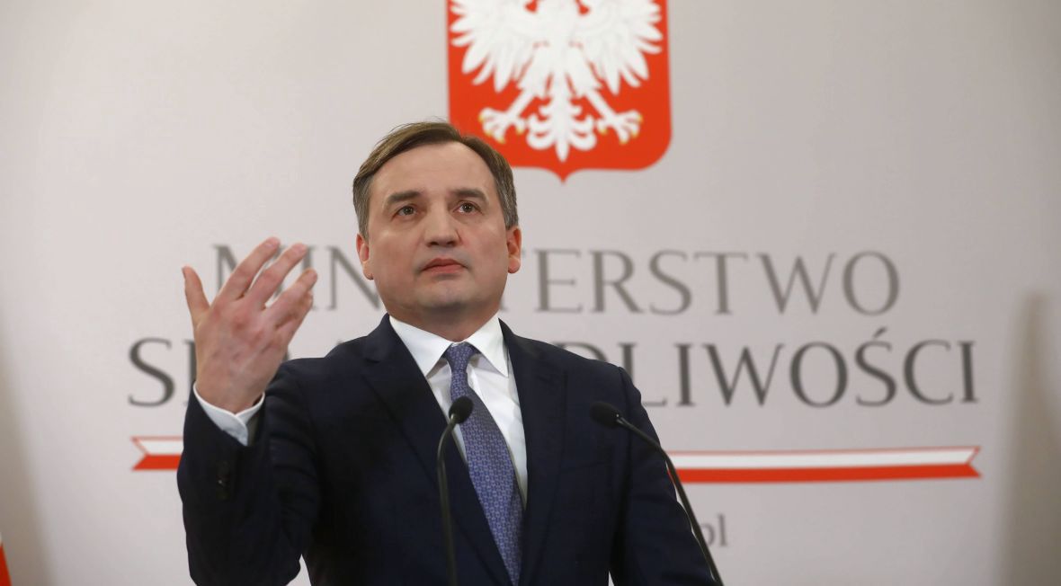 Minister sprawiedliwości, prokurator generalny Zbigniew Ziobro w czasie konferencji prasowej komentuje wyrok TSUE uznający, że system "Pieniądze za praworządność" jest legalny. Warszawa, 16 lutego 2022 roku