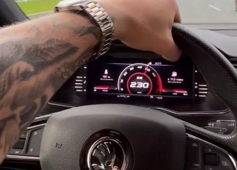 Mądry inaczej raper Kubańczyk nagrywa jak pędzi 230km/h autem z wypożyczalni